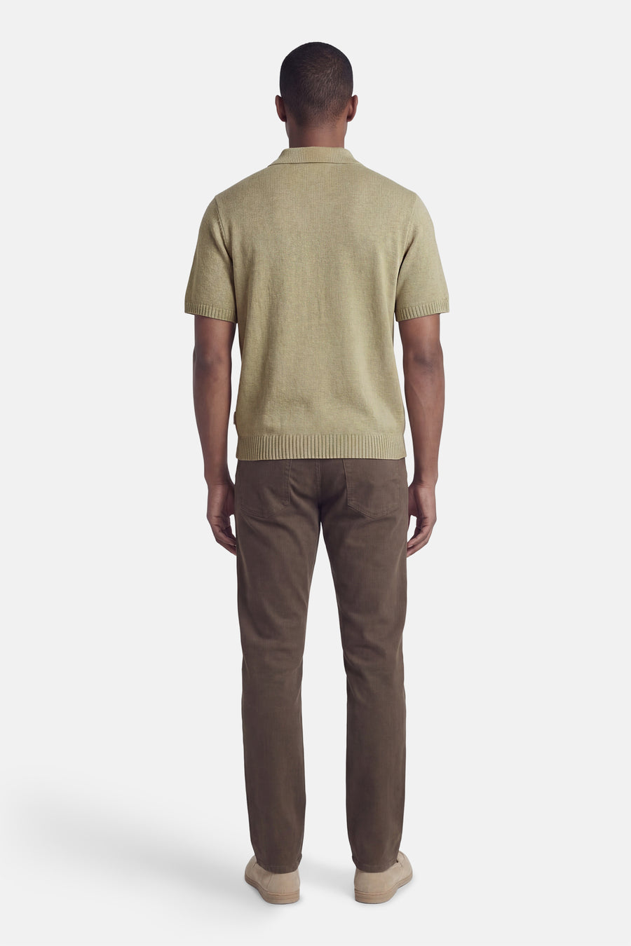 Polo verte à manches courtes de couleur verte de ORIGINALS BY JACK & JONES, vue de dos, avec un pantalon en velours côtelé marron et des chaussures en daim.