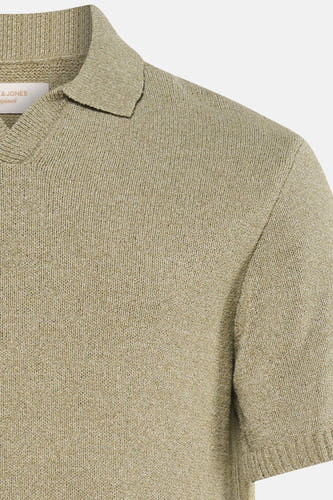 Polo verte à manches courtes de couleur verte de ORIGINALS BY JACK & JONES, avec une texture tricotée fine et un col classique.