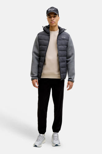 Pull beige de CORE BY JACK & JONES, avec un col rond et une texture lisse.