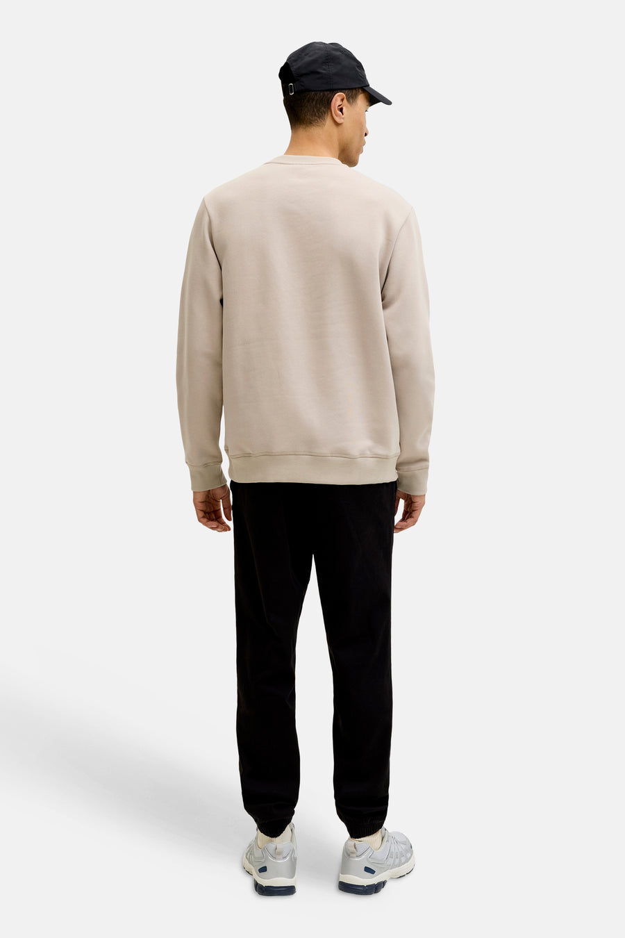 Pull beige de CORE BY JACK & JONES, vu de dos, avec manches longues et pantalon noir.