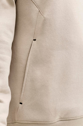 Pull beige de CORE BY JACK & JONES, avec un détail de poche et un ourlet côtelé.