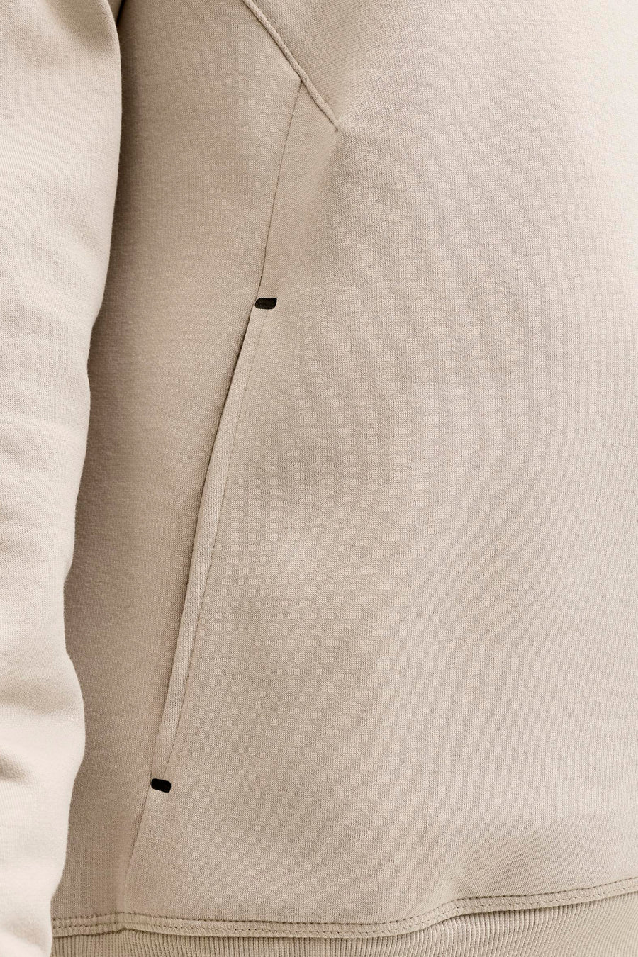 Pull beige de CORE BY JACK & JONES, avec un détail de poche et un ourlet côtelé.