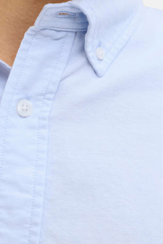 Chemise bleue à manches longues de PREMIUM BLUE by JACK & JONES, avec fermeture boutonnée et col boutonné.