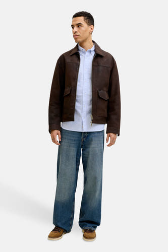 Blauw overhemd met lange mouwen van PREMIUM BLUE by JACK & JONES, gedragen met een bruine jas en wijde jeans.