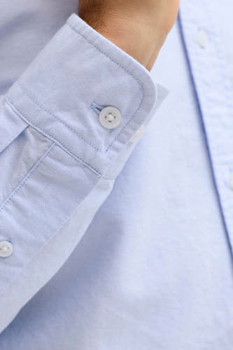 Chemise bleue à manches longues de PREMIUM BLUE by JACK & JONES, avec poignet et fermeture à boutons.