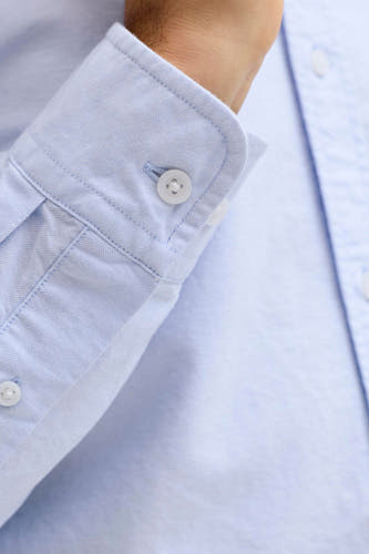 Chemise bleue à manches longues de PREMIUM BLUE by JACK & JONES, avec poignet visible et fermeture boutonnée.