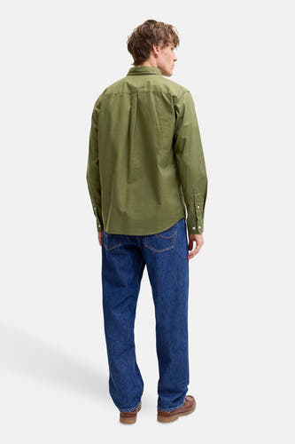 Chemise verte à manches longues de PREMIUM BLUE by JACK & JONES, avec fermeture boutonnée et jean bleu.
