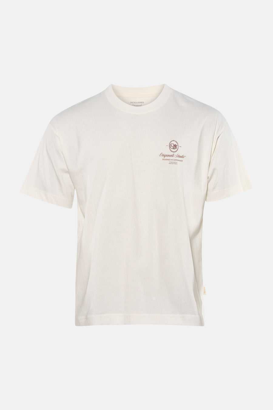 T-shirt blanc à manches courtes de Originals by Jack & Jones, avec petit logo sur la poitrine, combiné avec un jean bleu et des baskets grises.
