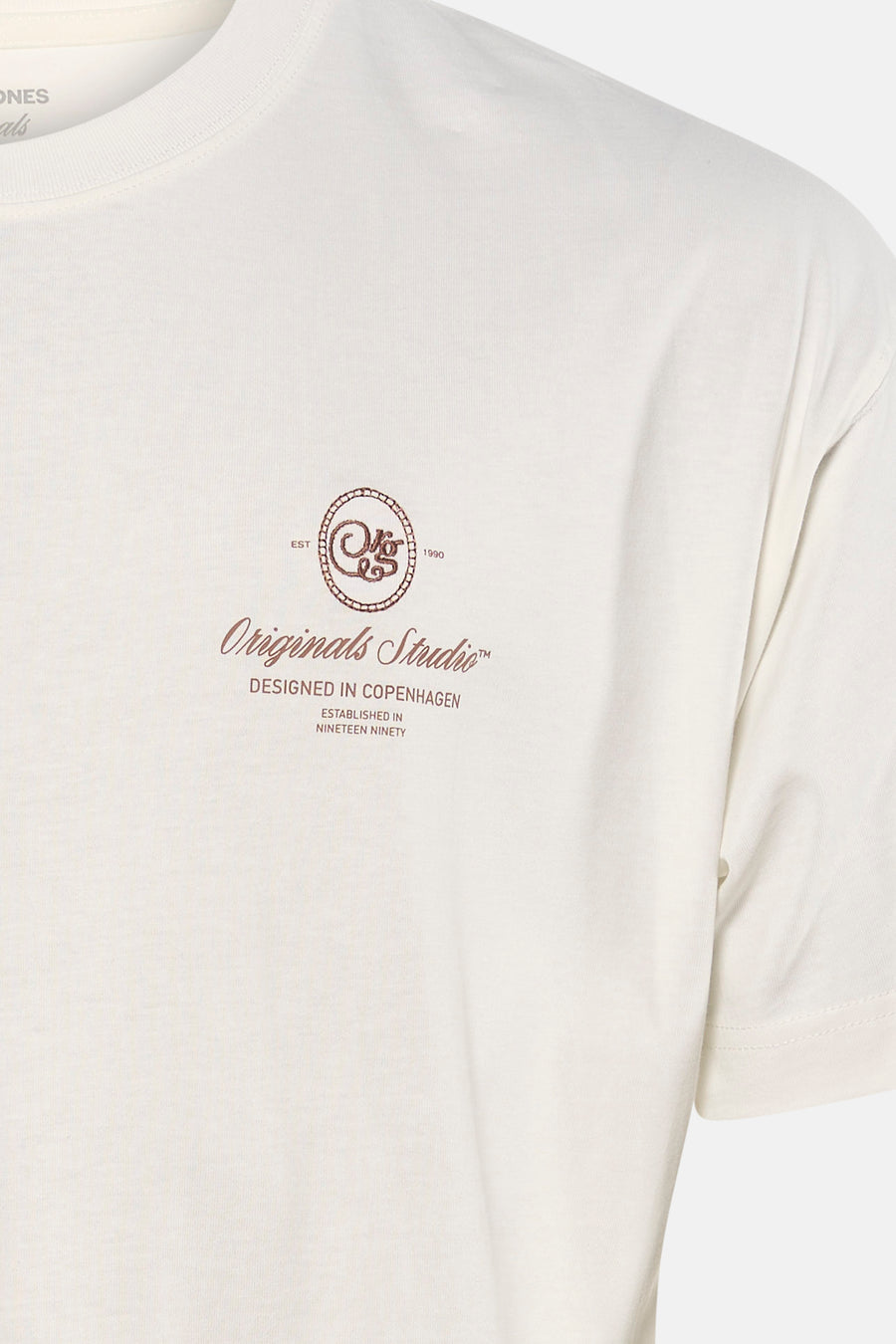 T-shirt blanc à manches courtes de ORIGINALS BY JACK & JONES, avec texte marron et un logo.