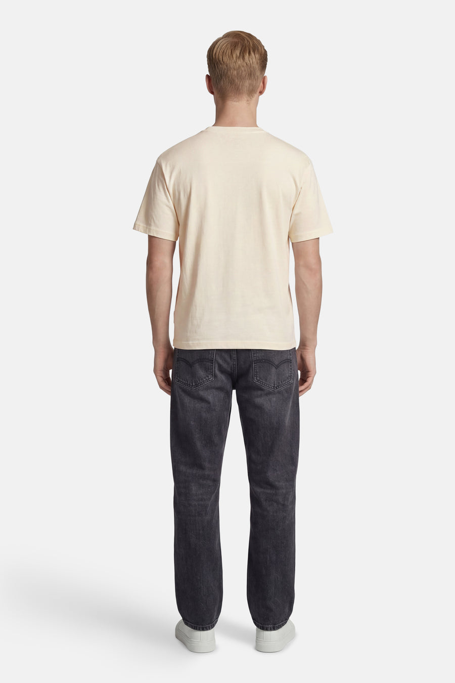 T-shirt écru de ORIGINALS BY JACK & JONES à col rond, porté par un homme en jean foncé et baskets blanches, vue de dos.