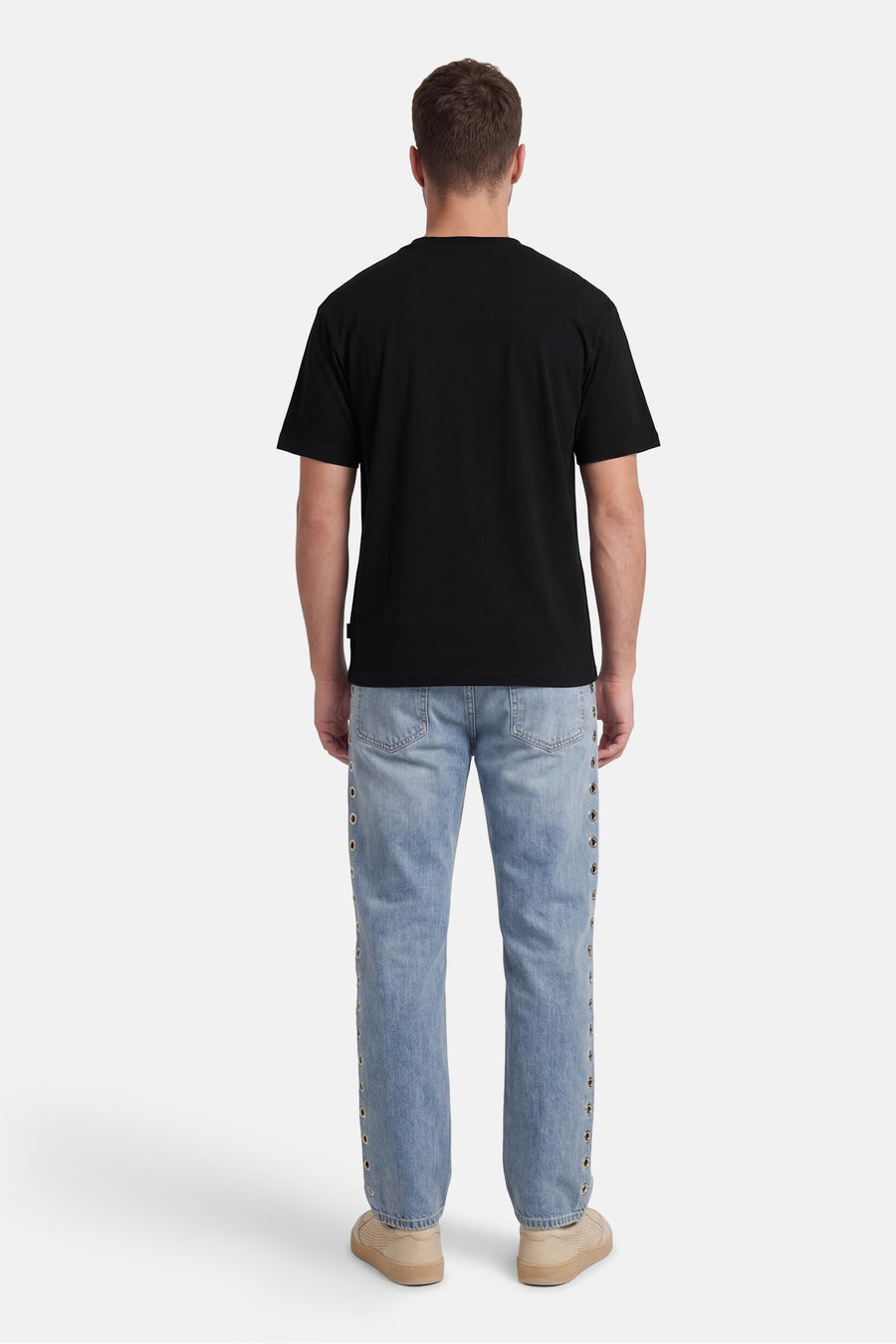 T-shirt noir de ORIGINALS BY JACK & JONES, vu de dos sur un homme portant un jean bleu clair et des anneaux argentés sur le côté.
