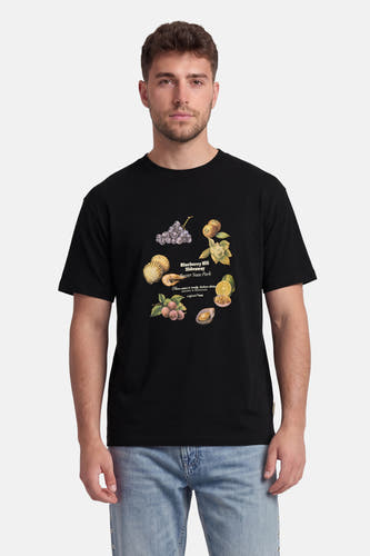 T-shirt noir de ORIGINALS BY JACK & JONES avec imprimé coloré de fruits et coquillages, porté par un homme en jean.
