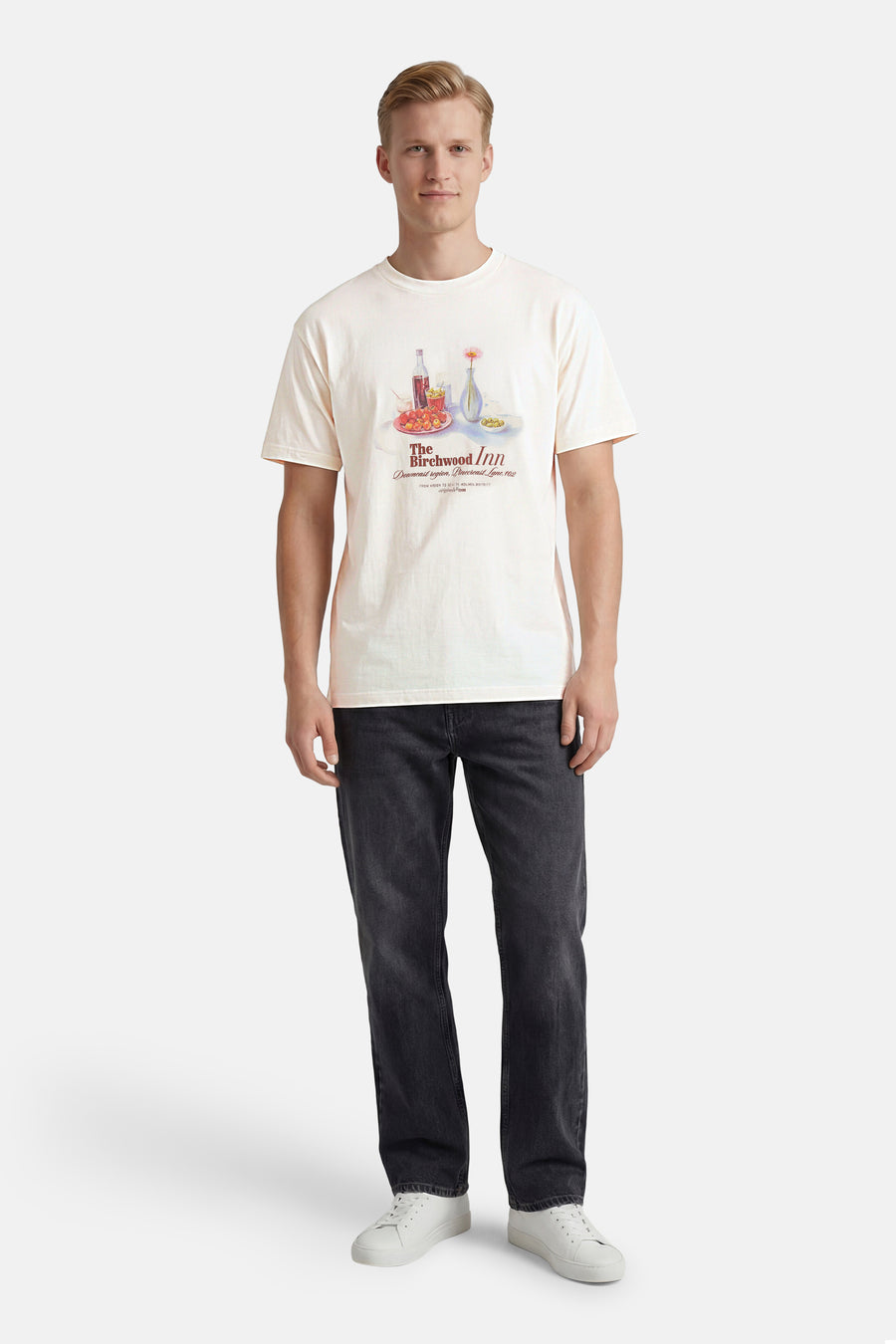 T-shirt blanc à manches courtes de ORIGINALS BY JACK & JONES avec un imprimé nature morte et le texte 'The Birchwood Inn'.