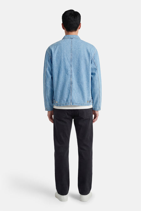 Veste en jean de couleur bleu clair en denim de ORIGINALS BY JACK & JONES, avec une coupe droite et des boutons de couleur argentée.