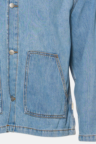 Veste en jean bleu clair de ORIGINALS BY JACK & JONES, avec boutons argentés et une poche plaquée.