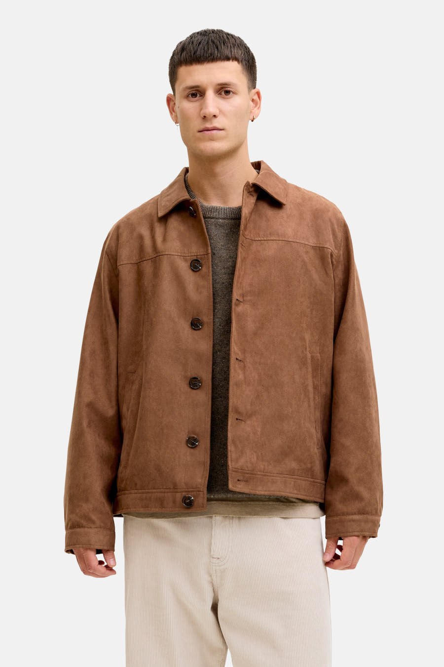 Manteau brun court de PREMIUM par JACK & JONES, porté sur un pull gris avec des pantalons beige corduroy et des chaussures noires.
