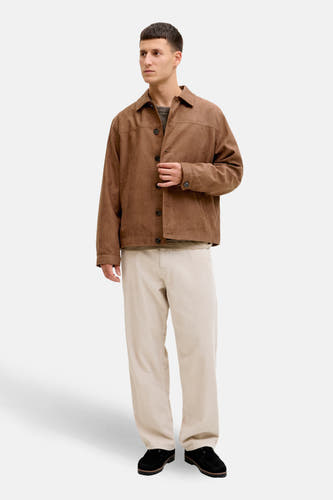 Bruine, korte jas van PREMIUM by JACK & JONES, gedragen over een grijze trui met beige corduroy broek en zwarte schoenen.