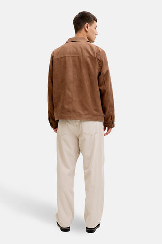 Man van achteren, bruine jas, beige corduroy broek.
