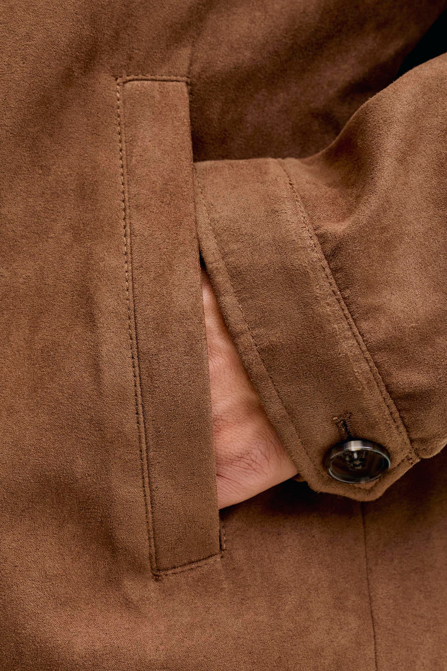 Veste courte brune de PREMIUM par JACK & JONES, avec une main dans la poche et des détails de boutons.