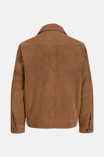 Bruine suède jas met knopen op een witte achtergrond.