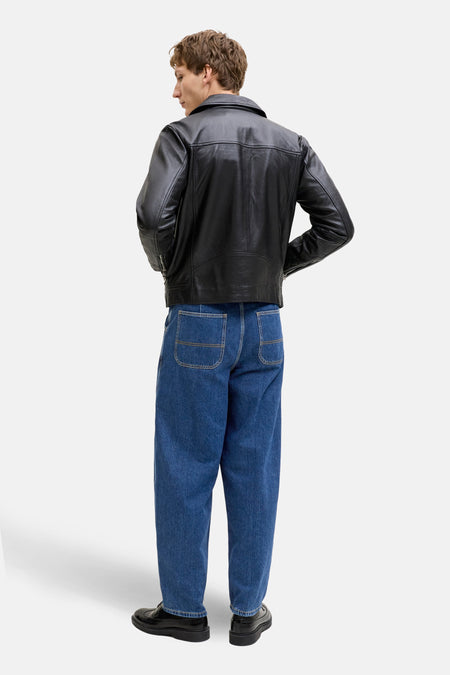 Jeans coupe spéciale en denim bleu foncé de JACK & JONES JEANS INTELLIGENCE, avec une coupe ample et des poches arrière visibles.