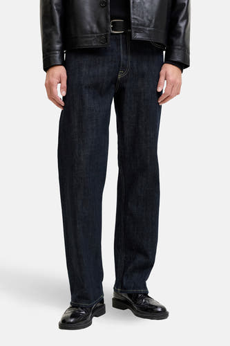 Jeans coupe droite en denim bleu foncé de JACK & JONES JEANS INTELLIGENCE, portées avec une veste en cuir noire et des chaussures noires.