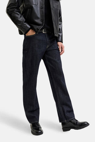 Jeans straight dark blue denim van JACK & JONES JEANS INTELLIGENCE, gedragen met een zwart leren jack en zwarte schoenen.