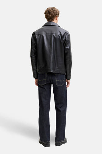Jean droit en denim bleu foncé de JACK & JONES JEANS INTELLIGENCE, vu de dos, avec surpiqûres jaunes.