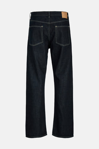 Jean droit en denim bleu foncé de JACK & JONES JEANS INTELLIGENCE, avec poches arrière et étiquette de marque marron, vue arrière.