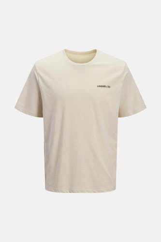 T-shirt beige de JJREBEL avec col rond et texte noir 'JJREBEL/23' sur la poitrine.