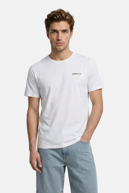 T-shirt blanc en coton JJREBEL à col rond avec petit texte noir sur la poitrine.