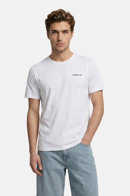 T-shirt blanc en coton JJREBEL à col rond avec petit texte noir sur la poitrine.