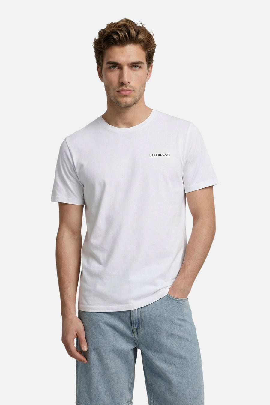 T-shirt blanc en coton JJREBEL à col rond avec petit texte noir sur la poitrine.