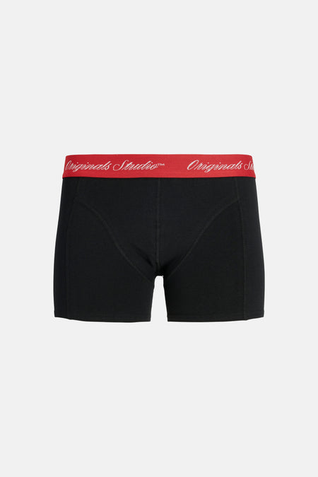Boxer noir d'ACCESSORIES BY JACK & JONES avec une ceinture rouge ornée de l'inscription blanche 'Originals Studio™ Originals', porté par un homme.