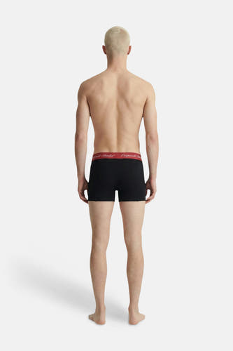 Boxer noir Jack & Jones avec ceinture rouge ornée du texte 'Originals Studio', vu de dos sur un homme.