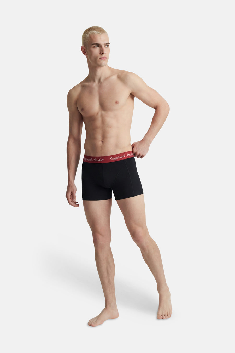 Boxer short noir d'ACCESSORIES BY JACK & JONES avec ceinture rouge et inscription blanche de la marque.