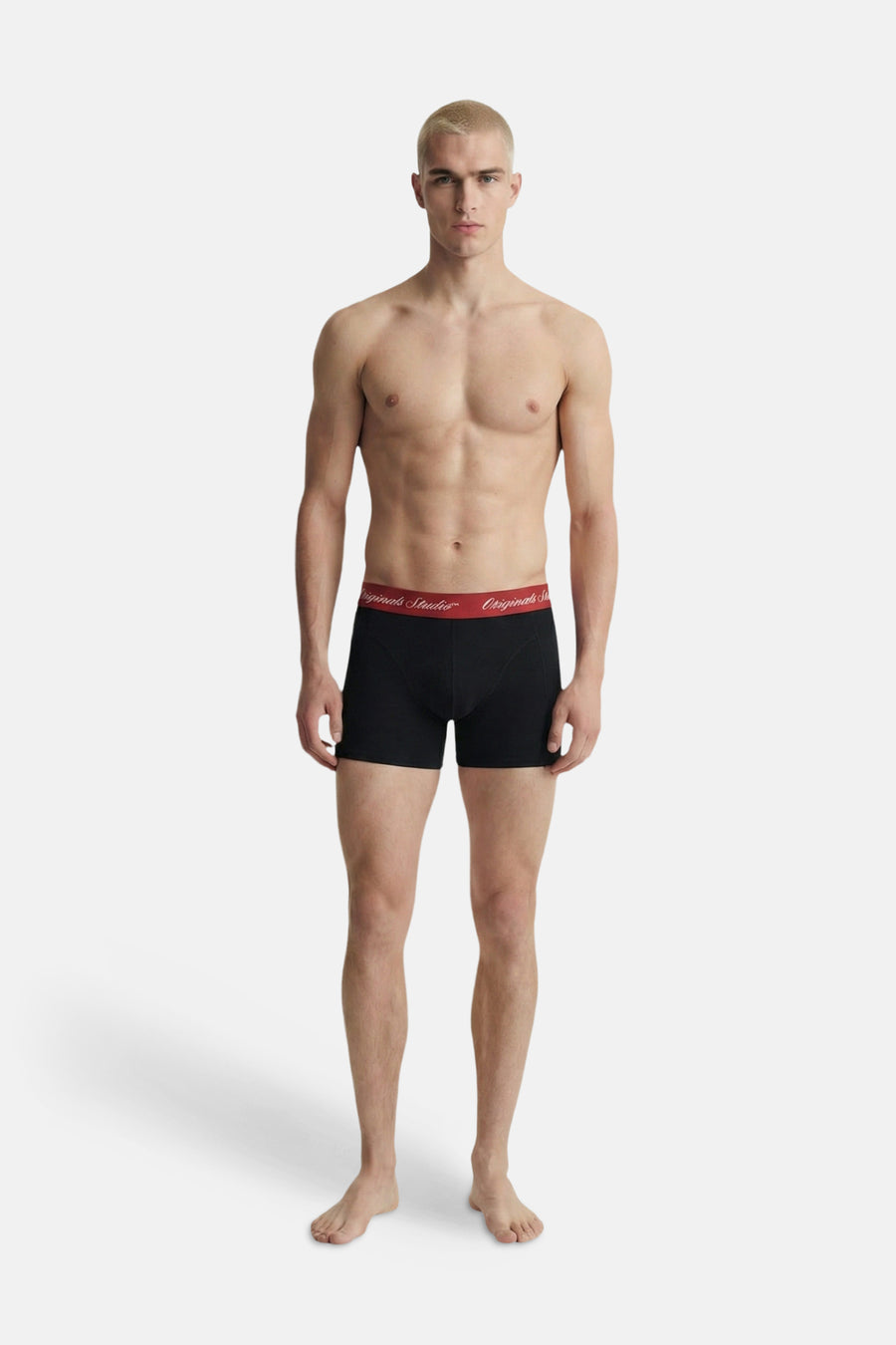 Boxer noir d'ACCESSORIES BY JACK & JONES avec ceinture rouge et logo blanc 'Originals Studio', porté par un mannequin.