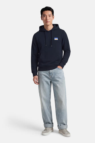 Blauwe sweater met kap van ORIGINALS BY JACK & JONES, met borstzakje en gedragen met jeans en sneakers.