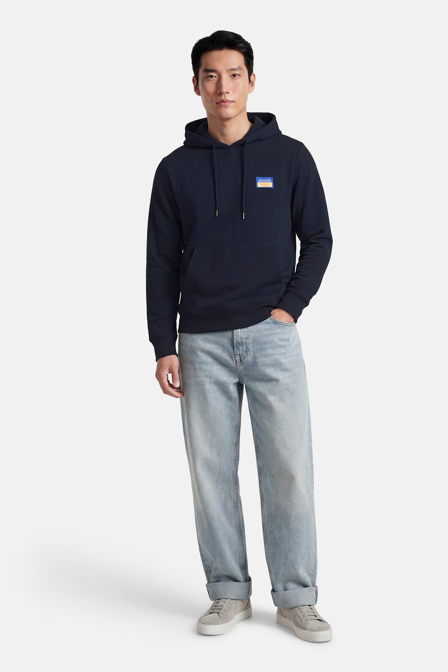 Blauwe sweater met kap van ORIGINALS BY JACK & JONES, met borstzakje en gedragen met jeans en sneakers.