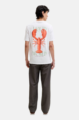 T-shirt blanc de ORIGINALS BY JACK & JONES, avec imprimé homard et texte vert au dos, porté avec un pantalon gris.