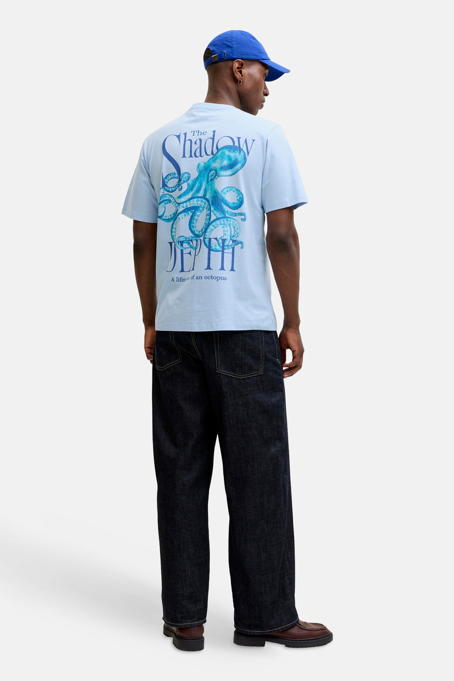 T-shirt bleu de ORIGINALS BY JACK & JONES, avec un imprimé pieuvre bleu dans le dos et une casquette bleue.