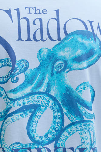 T-shirt bleu de ORIGINALS BY JACK & JONES avec un imprimé de pieuvre bleue et le texte "The Shadow".