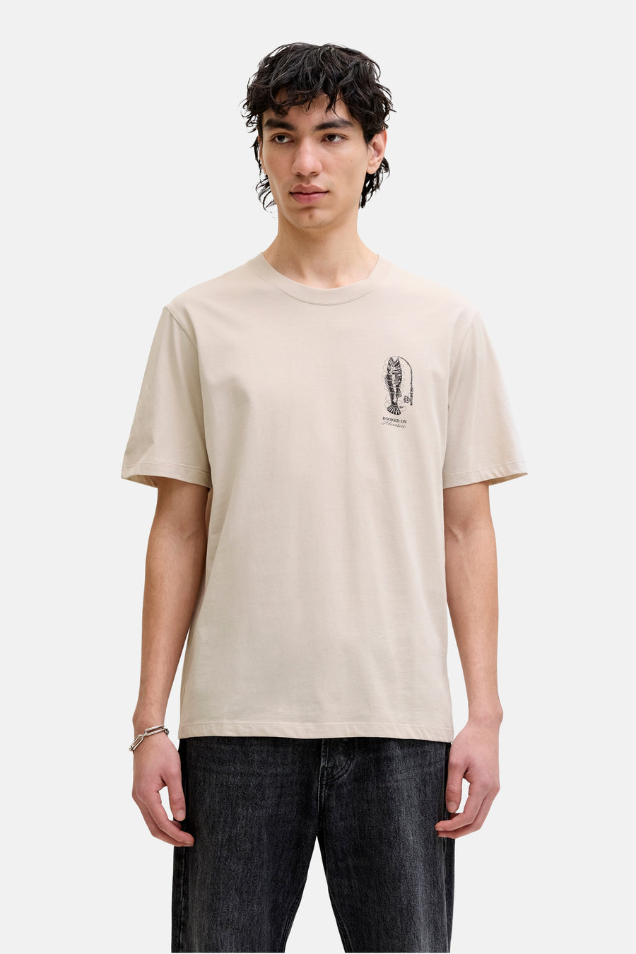 T-shirt beige de ORIGINALS BY JACK & JONES, avec un imprimé graphique d'un poisson et d'une canne à pêche.