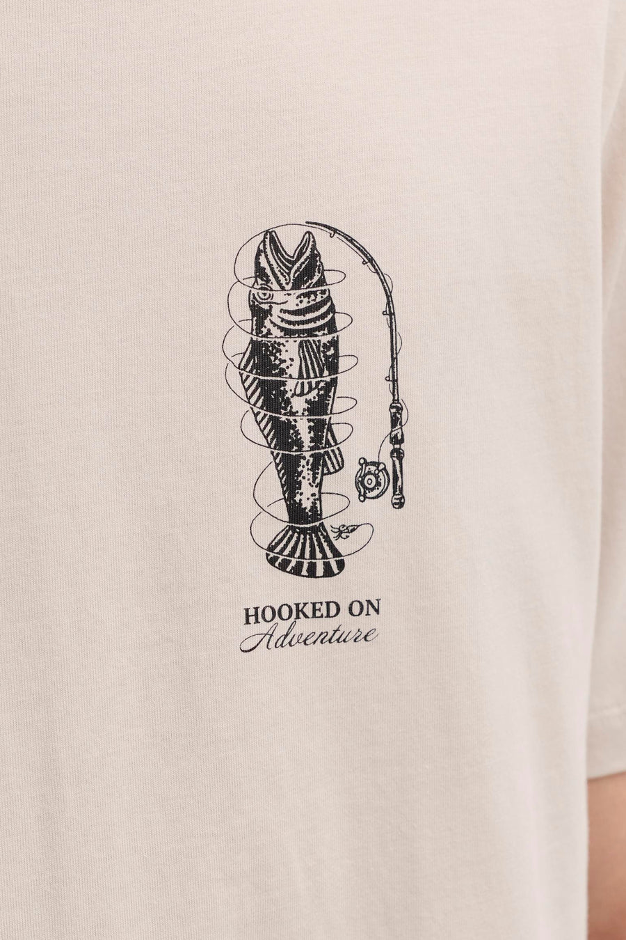 T-shirt beige de ORIGINALS BY JACK & JONES avec un imprimé graphique d'un poisson et d'une canne à pêche.