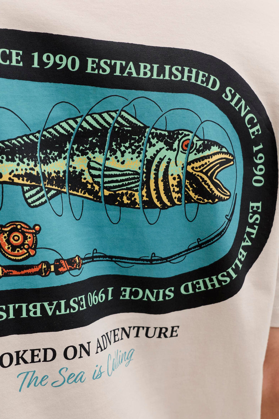 T-shirt beige de ORIGINALS BY JACK & JONES, avec un imprimé graphique d'un poisson et d'une canne à pêche.