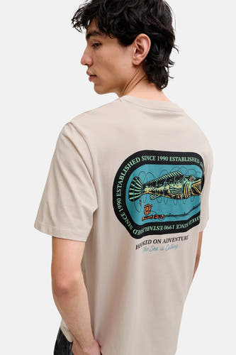 T-shirt beige de ORIGINALS BY JACK & JONES, avec un imprimé graphique d'un poisson dans le dos.