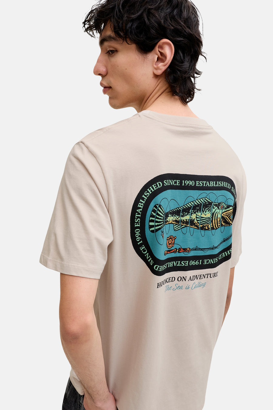 T-shirt beige de ORIGINALS BY JACK & JONES, avec un imprimé graphique d'un poisson dans le dos.