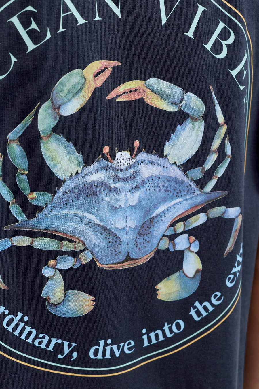 T-shirt bleu de ORIGINALS BY JACK & JONES avec imprimé d'un crabe bleu et texte dans un cercle.