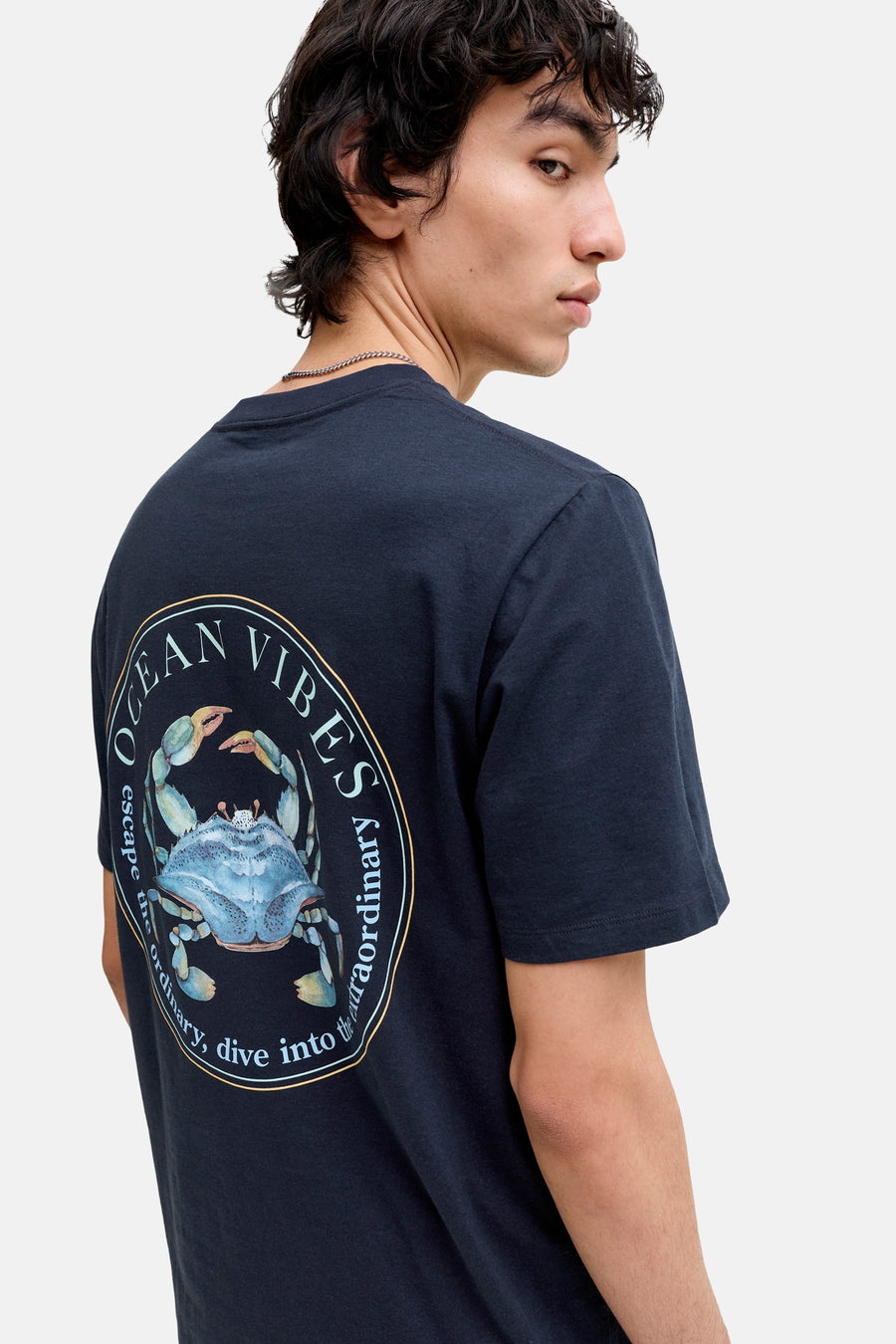 T-shirt bleu de ORIGINALS BY JACK & JONES, avec un imprimé rond d'un crabe dans le dos.