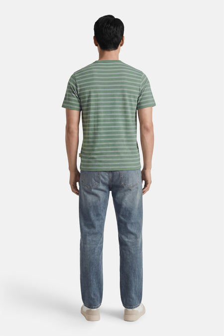 Groene gestreepte korte mouw T-shirt van ORIGINALS BY JACK & JONES, achterkant weergegeven, met witte horizontale strepen en model in blauwe jeans.
